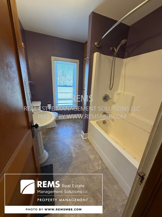 Building Photo - 203 S Albert Ave