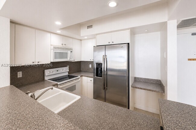 Building Photo - 5600 Collins Ave