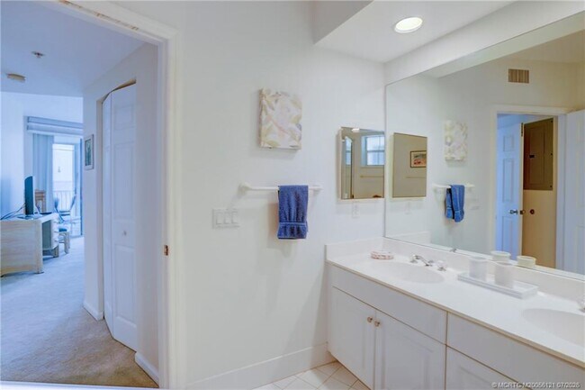 Building Photo - 5750 NE Island Cove Way