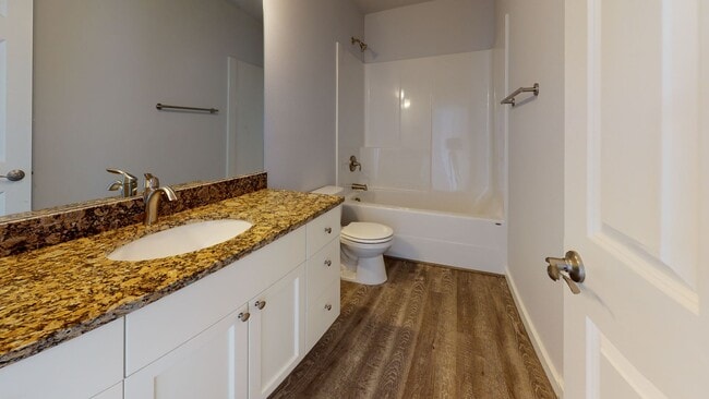 Building Photo - Large & Luxurious 3 Bedroom Available Near...