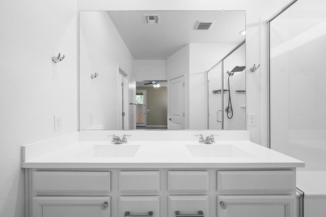 Building Photo - 12406 W Northview Ave