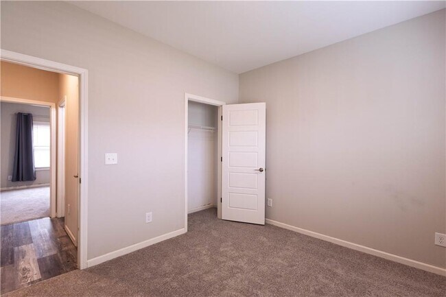 Building Photo - 214 Oakwood Dr