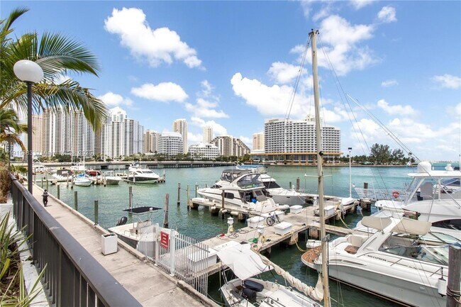 Building Photo - 999 Brickell Bay Dr