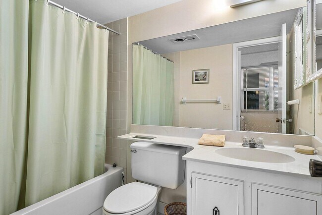 Building Photo - 931 Gardenia Dr