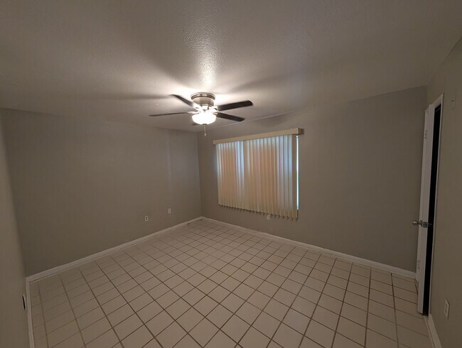 Building Photo - Updated Ground Floor 2/1 **Water/Sewer Included**