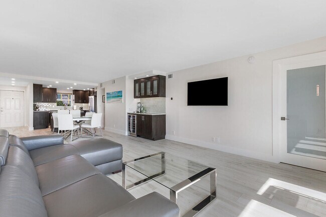 Building Photo - 1160 Hillsboro Mile