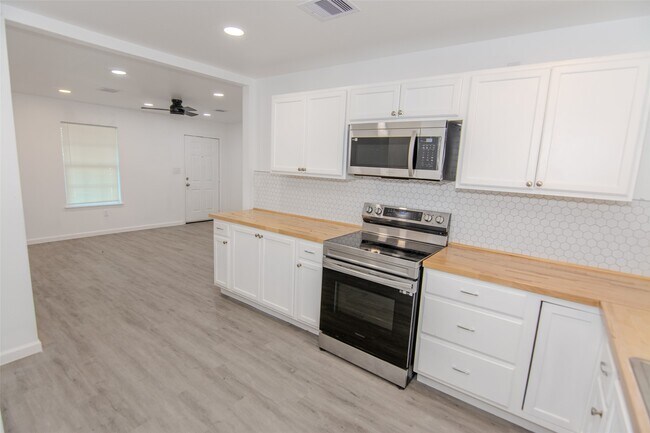 Building Photo - 9210 St Lo Rd