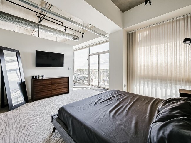 Building Photo - AVAILABLE NOW! Modern and Upscale 2-Bed Condo in Downtown Royal Oak