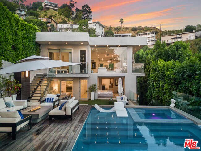 Building Photo - 1717 Sunset Plaza Dr