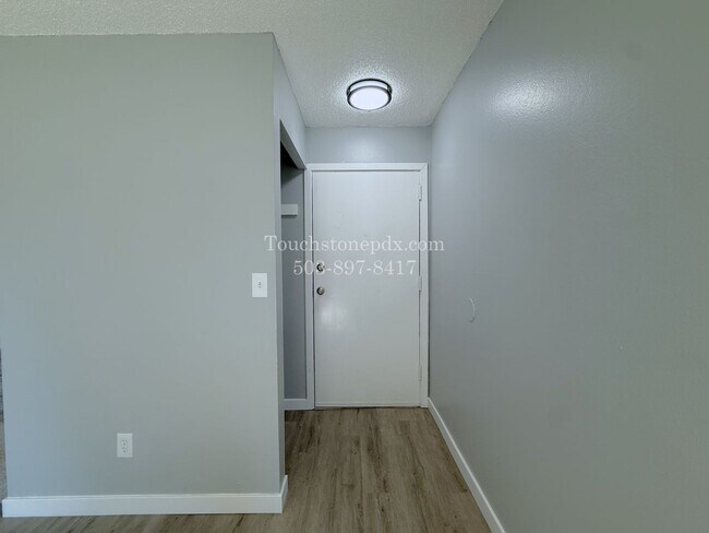 Building Photo - Bright East Portland 3 Bed Apartment Home with Two-Level Layout and Assigned Parking