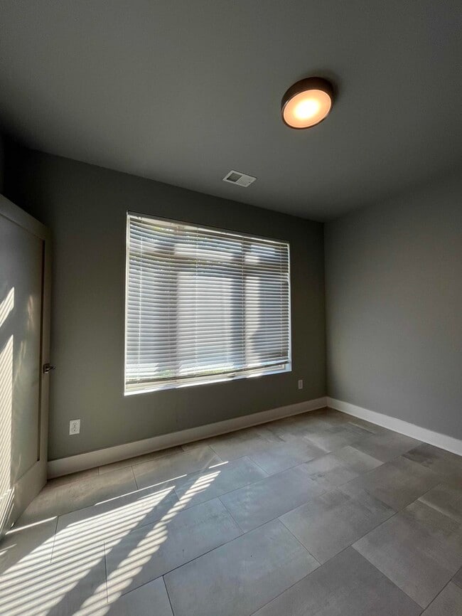 Building Photo - 976 Youngs Ln