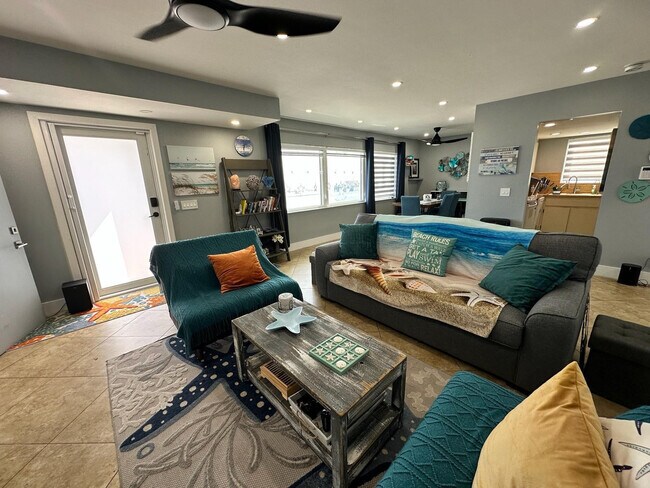 Building Photo - 2201 N Surf Rd