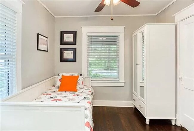 Building Photo - Charming West Plaza Bungalow