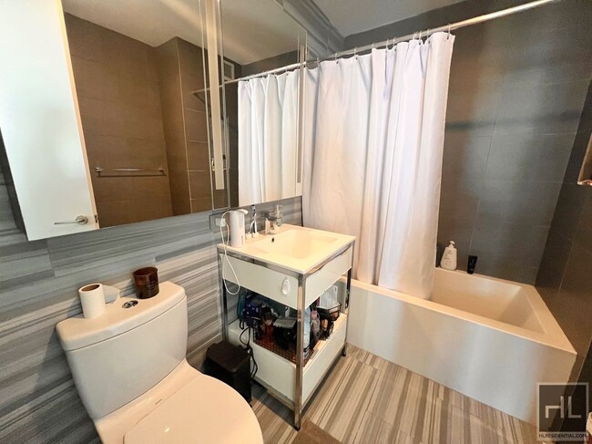 Building Photo - Furnished Luxury 1BR! WD in unit! 54th flo...