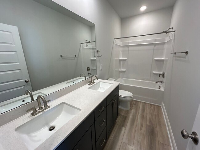 Building Photo - Luxury Condo in Raleigh - 3 beds|2.5 baths...
