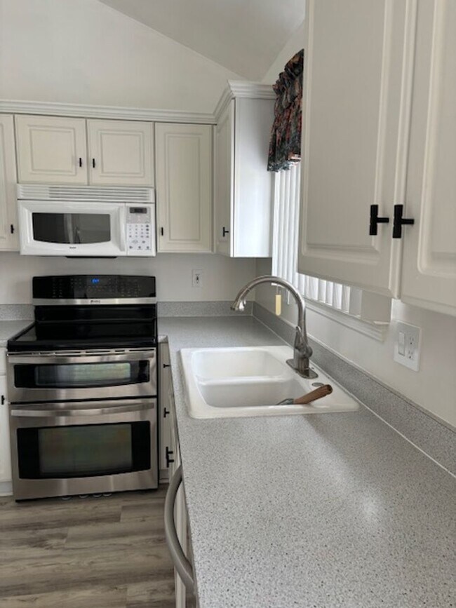 Building Photo - STUNNING LAKE VIEWS, BRIGHTON 3 BEDROOM HOME