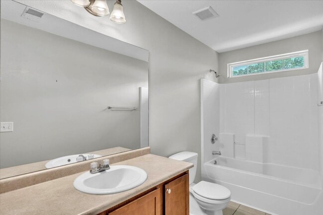 Building Photo - Perfectly Located 3 Bed, 2 Bath Home in Li...
