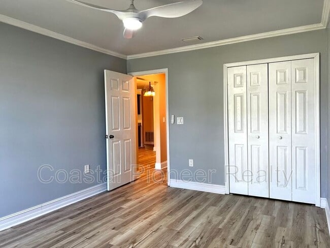 Building Photo - 3233 Oakwood Pl