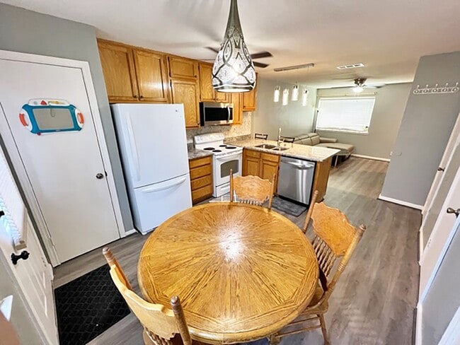 Building Photo - Great 2 Bdrm 1-1/2 Bath Condo at UNT in Denton, TX