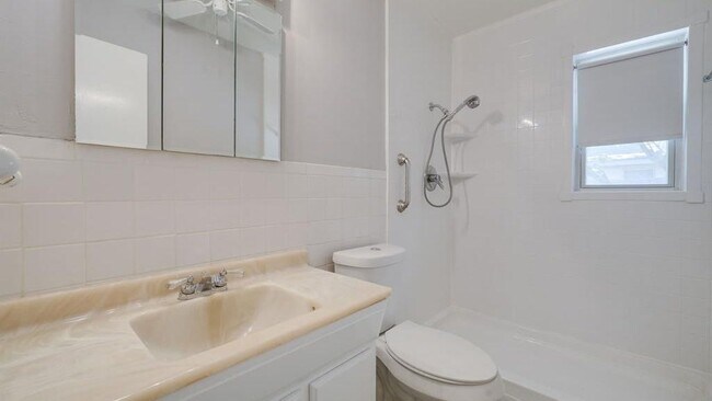Building Photo - 2442 Oates Dr
