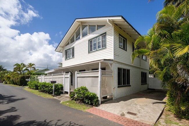 Building Photo - Steps from beautiful Kailua Beach, fully furnished 3 bedroom, 2 bath single family home