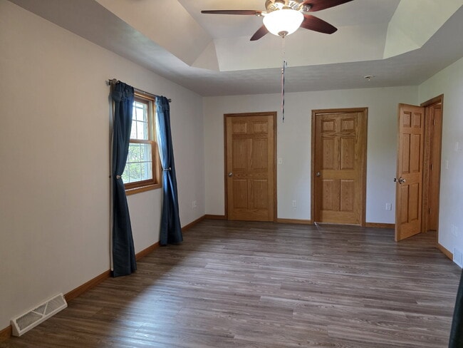 Building Photo - Multi generational Home New London
