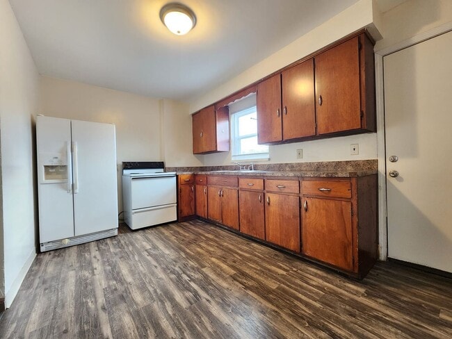 Building Photo - 740 S Harris Ave
