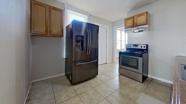 Building Photo - 5-Bedroom Home in Springfield!