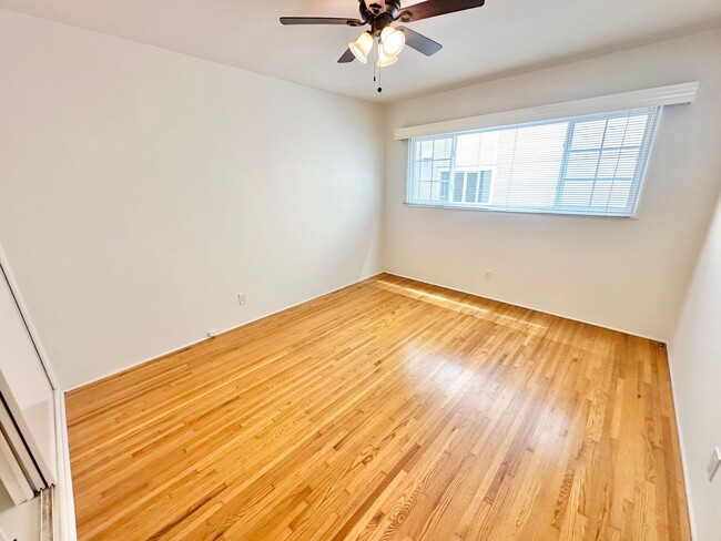 Building Photo - Sun-Filled Belmont Shore Apartment