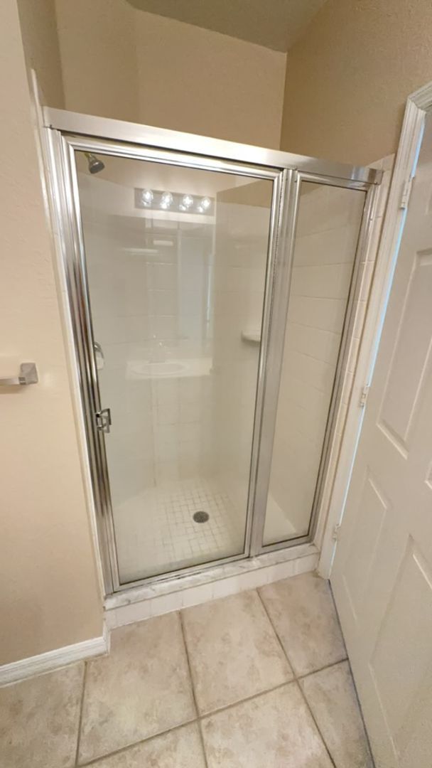 Building Photo - 3 BEDROOM 2 BATH 2 CAR GARAGE CONDO