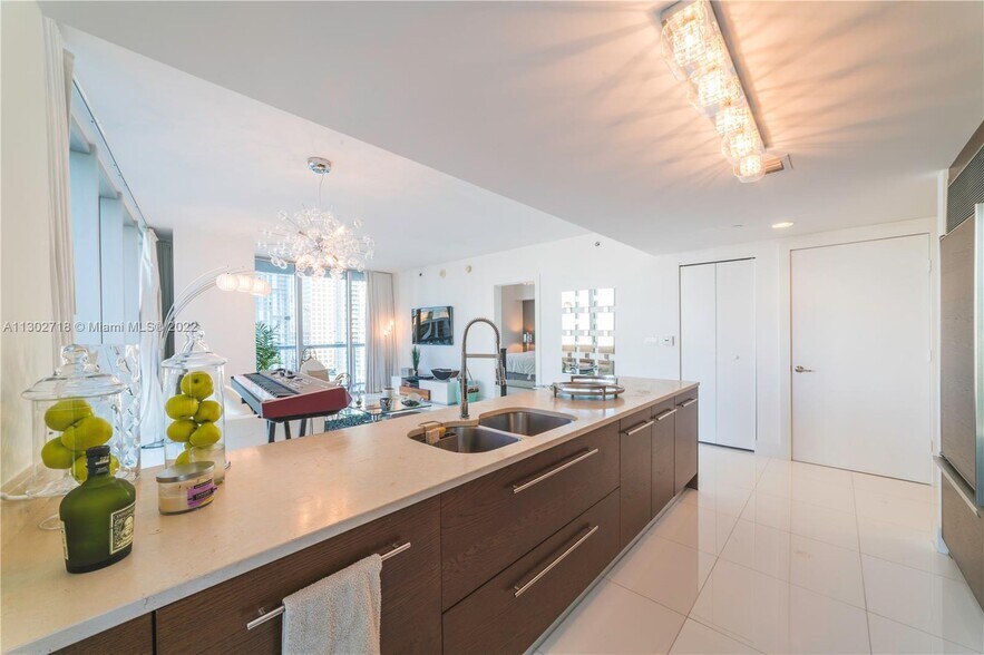 Building Photo - 475 Brickell Ave