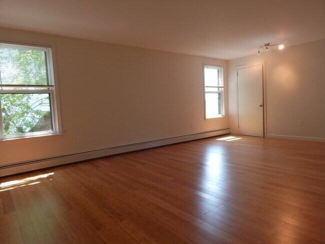 Building Photo - 83 Leyden St