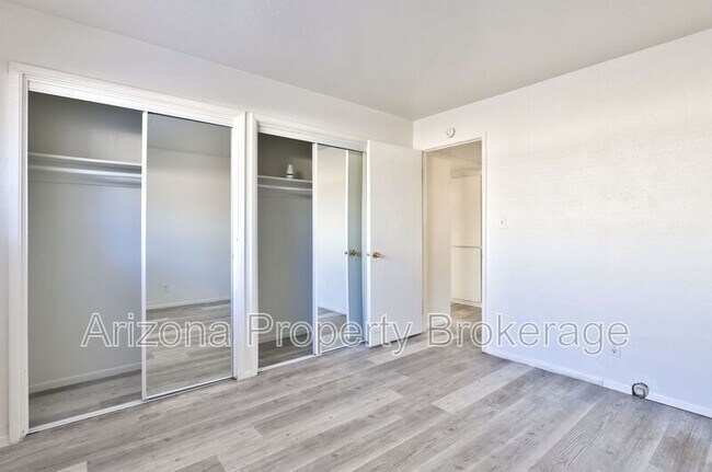 Building Photo - 1702 W Vogel Ave