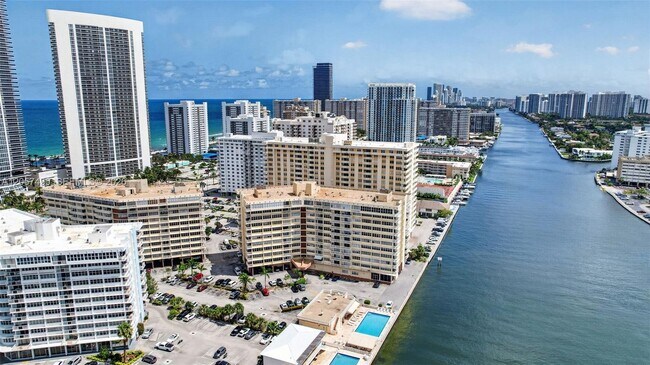 Building Photo - 1817 S Ocean Dr