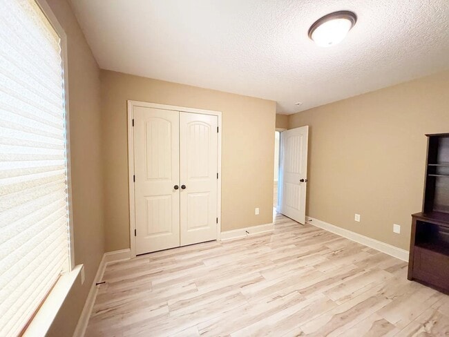 Building Photo - 106 S Hamlet Ct