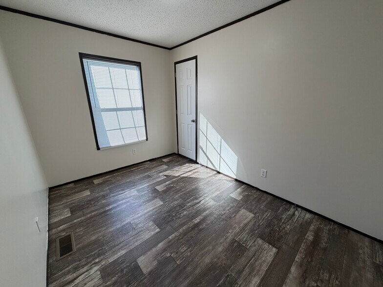 Building Photo - 2331 Wellington Green Dr