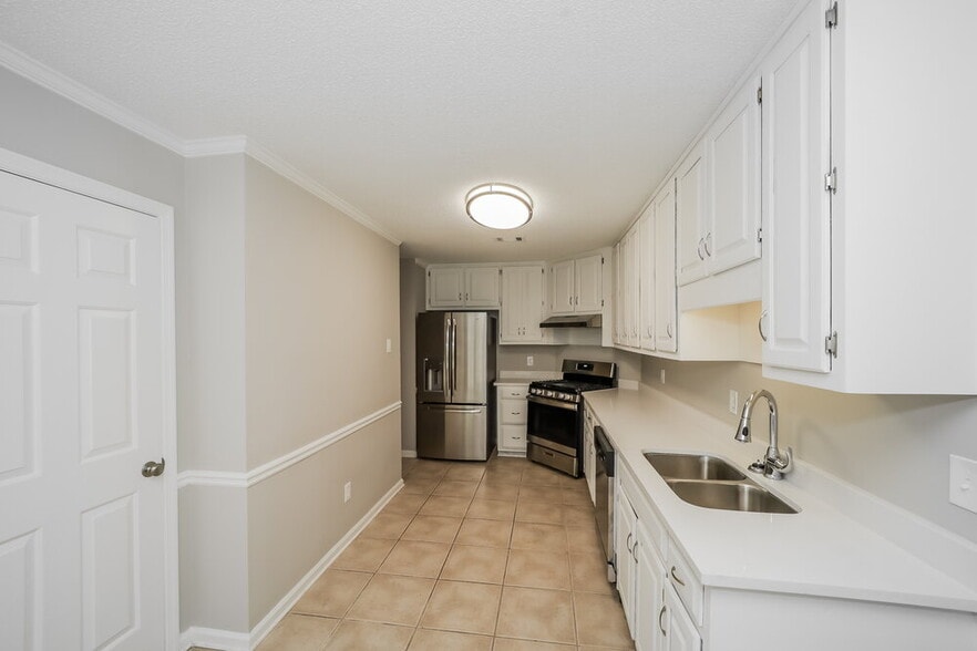 Building Photo - 2712 Horseshoe Creek Dr