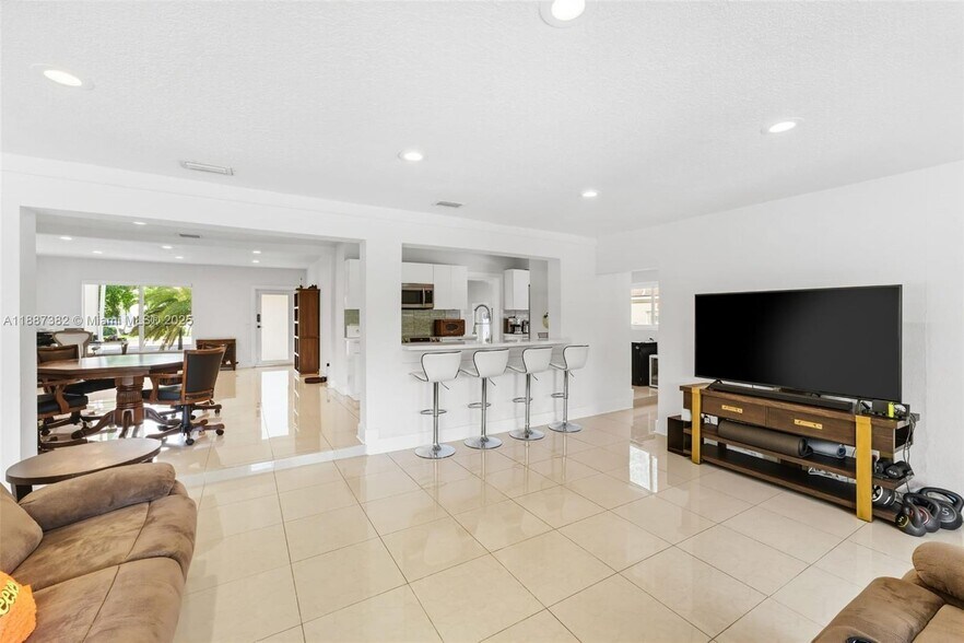 Building Photo - 9425 N Miami Ave