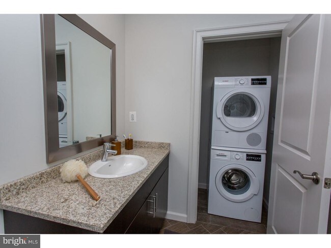 Building Photo - 234 N Christopher Columbus Blvd