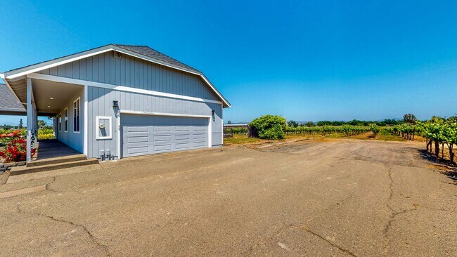 Building Photo - Beautiful 4 bedroom 3.5 bath Home with 2 c...