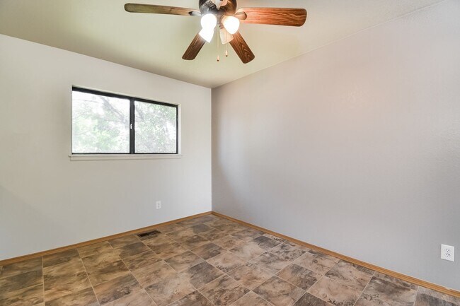 Building Photo - 603 W Routt Ave