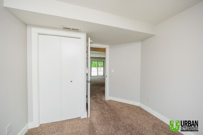 Building Photo - Spacious 4 bedroom and 3 bathroom house fo...
