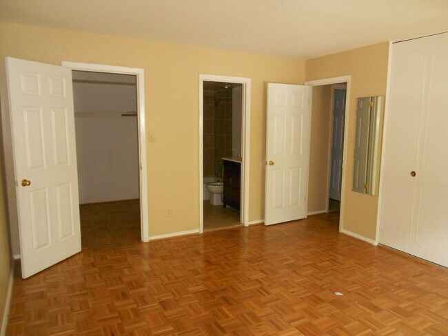 Building Photo - August 2026/2027 Loyola off-campus  2bd/2ba Homeland Southway Condo w/ CAC & more! - Available 8/9