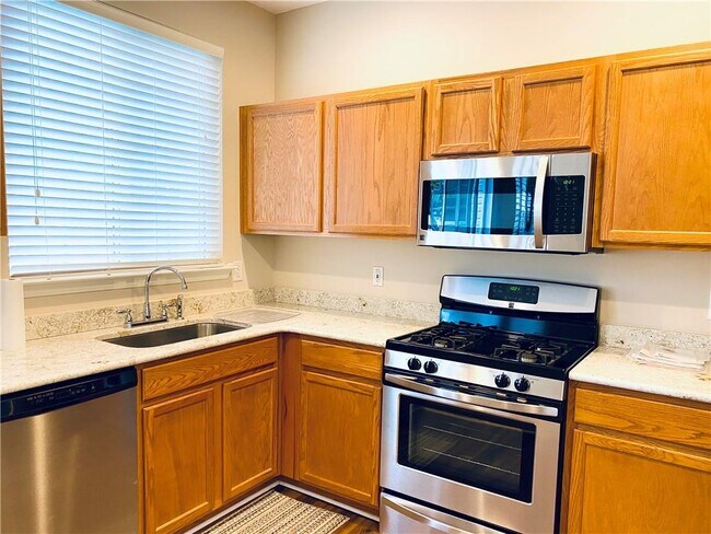 Building Photo - 645 W Oaks Dr