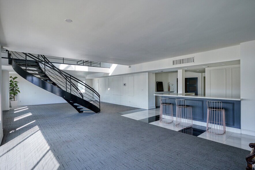 Building Photo - 121 S Palm Dr