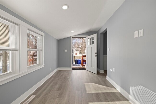 Building Photo - 275 Market St