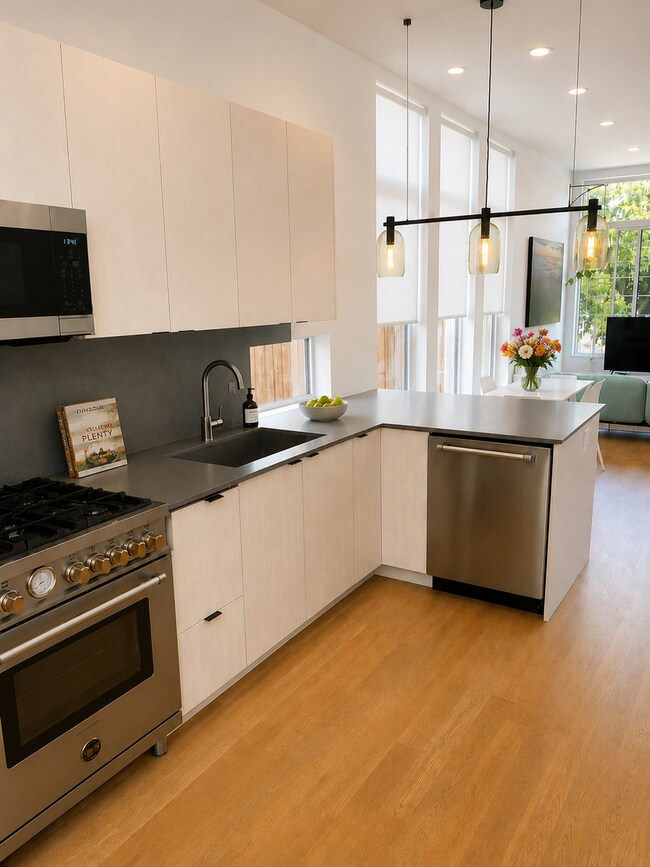 Building Photo - Magnolia Townhome