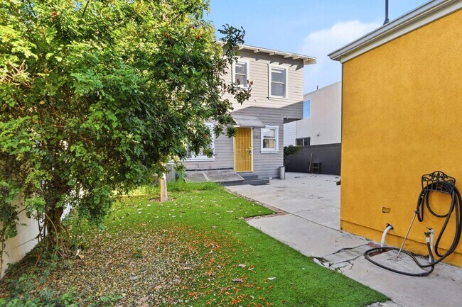 Building Photo - 1610 W 36th Pl