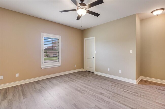 Building Photo - 6241 Lago Vista Dr