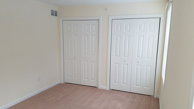 Building Photo - 2 Bedroom 1 1/2 Bath Condo